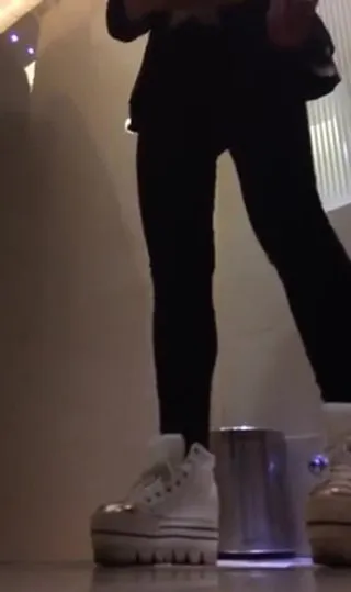 商城厕拍大年夜长腿的长发美男