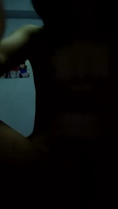 我标致吗你喜好吗”戴眼镜的妹子屋中闺房脱衣自拍BB咋这么黑还用油笔插洞然后在舔舔