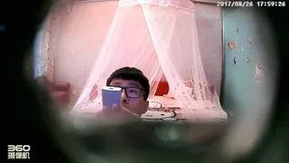 吐血保举-主题酒店偷拍娇小标致的牛仔短裤大年夜学美男挨一九五CM男伴侣来回爆襙了五次,个子太高弯着腰还插不进往