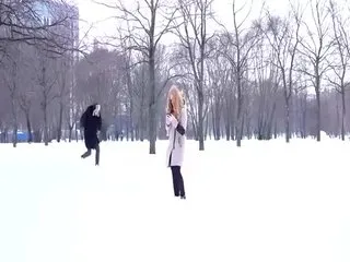 金发年轻美女 酷冷的冬季需要别人的身体取热冬季里内se白嫩的金发年轻美女