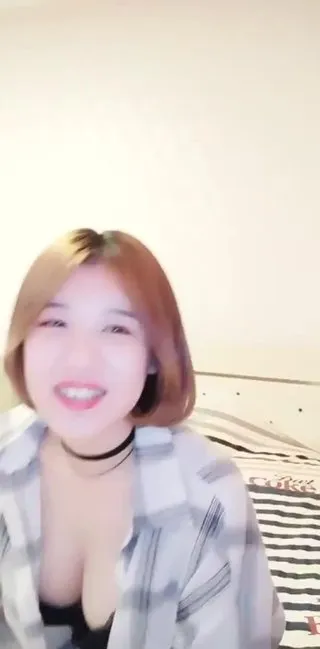 顏值不錯身材超好短發大年夜胸美男主播與粉絲直播啪