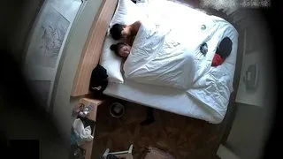 商务旅店俯拍豪情四se的年青小情侣打炮排骨四眼小伙很性福扞一会苗条美男裹J八然后再扞还给毒龙很能折腾