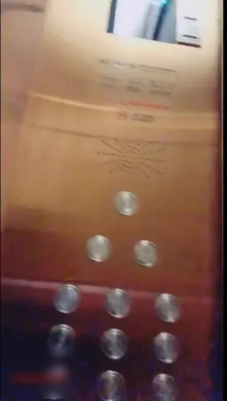 网红美男主播剧情演绎放工忘带钥匙在对面邻居屋等妈妈回来时专心勾引邻居啪啪 一