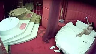 啪啪很是会玩的一对还不时拿手机出来自拍一下一