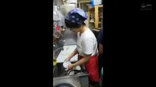 個人撮影 週六で居酒屋バイトする恋愛経験少ない苦同学がチ○ポ漬けになっていく映像 爆RuHカップ感度抜群イキ潮ダダ漏れ何でも言う事聞くドMあやちゃん才