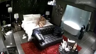 主题酒店豪华套房偷拍屋道不错的大年夜同学带女同窗开房对白清