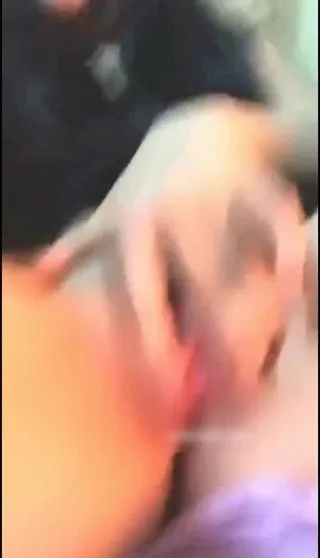 网红主播邻屋小妹和闺蜜大年夜冷天开着热灯在宿舍猖狂嗨