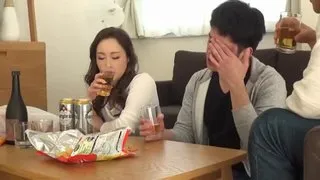 三人で宅飲み中に酔った親友の彼女がベロちゅうをおねだりしてきたバレたらヤバいと分かっていてもヤメられない止まれない糸をひくほど濡れたアソコに舌もチ○ポもねじ