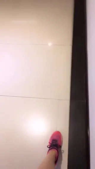 江苏美男主播在川流不息的商场往本身B里塞眺蛋开震动直播