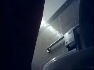 职业培训中间女厕偷拍小我感觉这厕所设计有题目过于宽广让