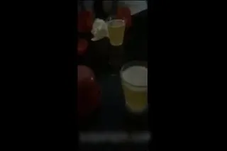 鄙陋套路男约气质白T恤长发美男夜晚户外烧烤摊喝酒会餐挨