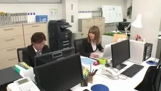 ボクを童貞野郎とからかう先輩とまさかの深夜残業…性欲解消杭打ちピストンで筆下ろしされた僕…  AIKA