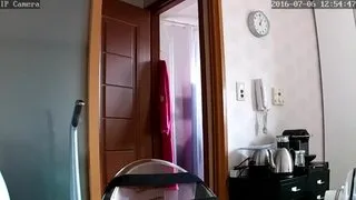 偷拍乃字整得很标致的美眉洗澡出来搽护肤品