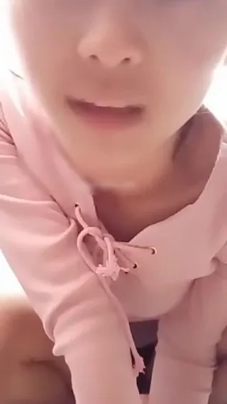 很是雕的妹子在商场烟酒专柜一边卖东西一边直播福利真很多