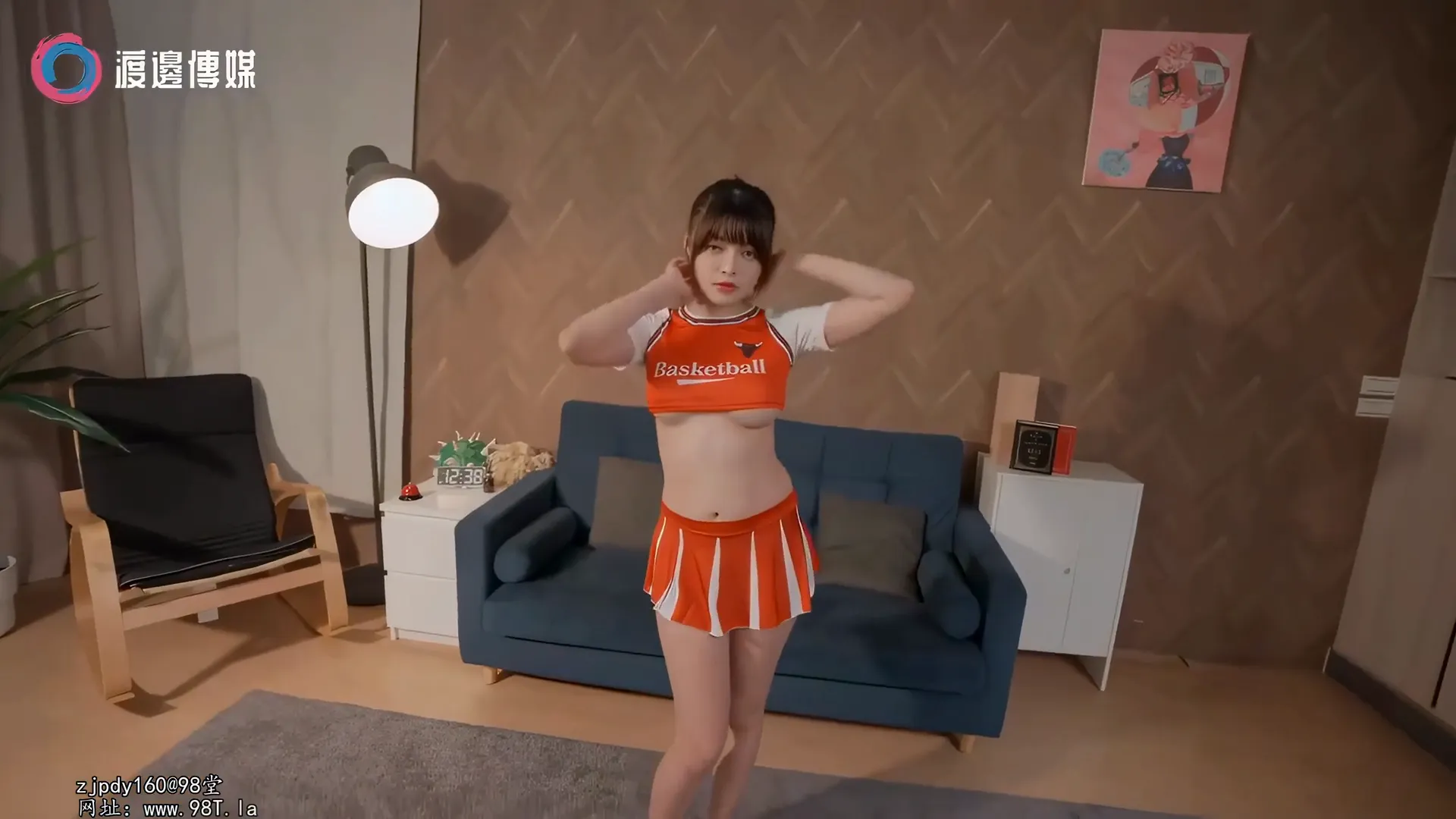 渡边传媒飢渴巨乳啦啦隊女孩vs兩位男優領獎後激烈插入直到失去意識!!