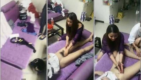 两女一男两个熟女轮流啪啪情趣装沙发上口交后入搞完一个再换另一个